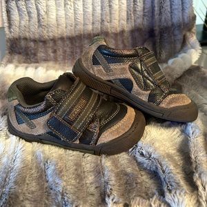 Kenneth Cole Reaction boys shoes. Brown and white size 8.